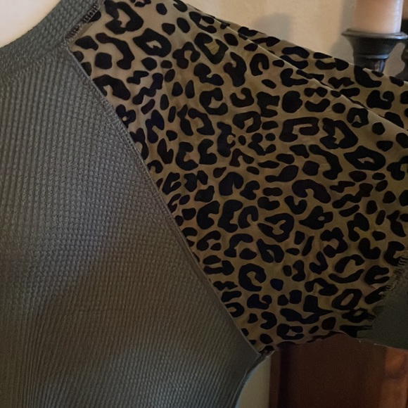 Kori America - green waffle top with long sleeves and leopard print; size 1XL - Picture 5 of 9